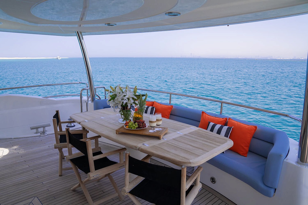 Аренда моторной яхты Sunseeker 90 Notorious в Дубае ОАЭ